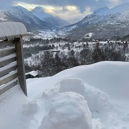 Nyaraló Moderne Med Spabad Naer Alesund *