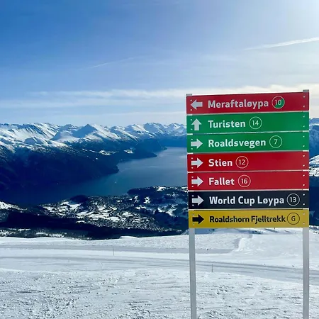 Moderne Med Spabad Naer Alesund 度假居 斯特兰达